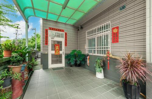 Puli House | Pet-Friendly Retreat at Taumi House with Family Amenities