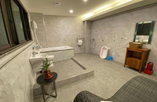 Zhushan House | Family-Friendly Escapes at 筠鈞親子民宿 with Hot Tub & More