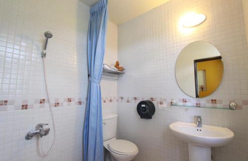 Ji'an House | Pet-Friendly Retreat at 干城小鎮民宿 with Oceanfront Views