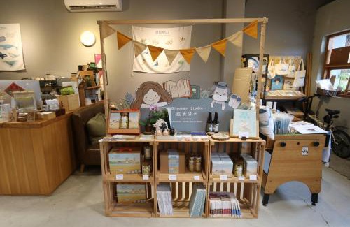 Tongluo House | Discover 微光書旅: Pet-Friendly Retreat with High Ratings