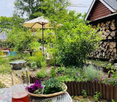 Imazu House | Pet-Friendly Retreat with Hot Tub & British Cuisine