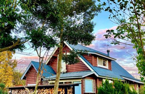 Imazu House | Pet-Friendly Retreat with Hot Tub & British Cuisine