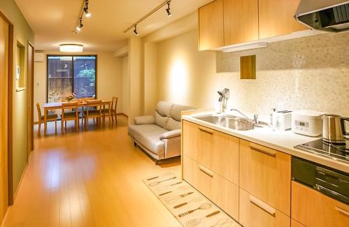 Sannenzaka Ninenzaka Villa | Experience Kyotofish·Yasaka: 10/10 Rating & Cozy Courtyard