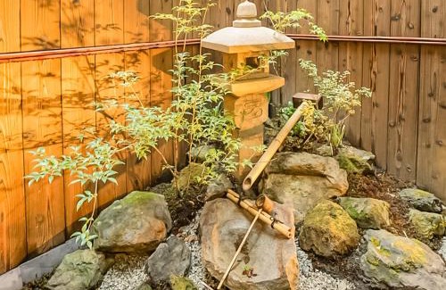 Sannenzaka Ninenzaka Villa | Experience Kyotofish·Yasaka: 10/10 Rating & Cozy Courtyard