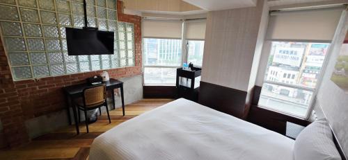 Ximending Hotel | Family-Friendly Stay at Gugis Inn with Accessible Amenities
