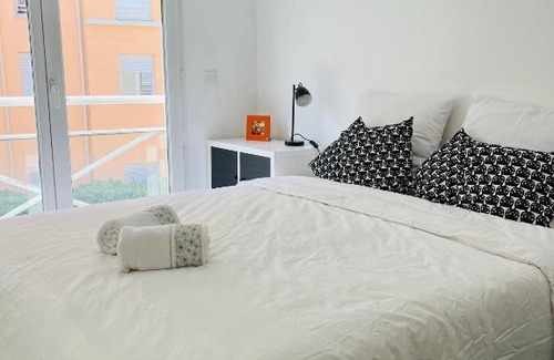 Villejuif Apartment | Modern Apartment - Guest Rated 10/10 with Breakfast & Accessibility