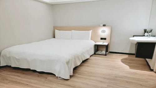Banqiao House | Discover Hub Hotel Banqiao Inn Near Nanya Night Market