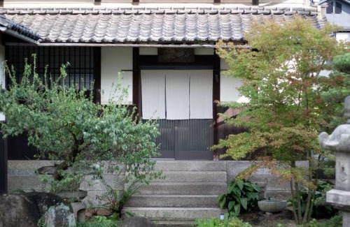 Uno House | Charming Getaway: Traditional Inn Near Uno Station