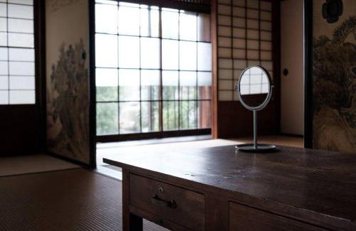 Uno House | Charming Getaway: Traditional Inn Near Uno Station