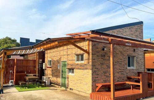 Hyuga Villa | Family-Friendly Surf Camp in 日向 with Pet Amenities