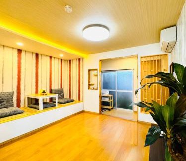 Nishinari House | 晶 距离车站步行5分钟 关西机场难波心斋桥直达 5 bedroom最多可住13人 超大客厅大电视有Netflix