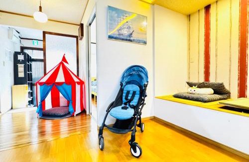 Nishinari House | 晶 距离车站步行5分钟 关西机场难波心斋桥直达 5 bedroom最多可住13人 超大客厅大电视有Netflix