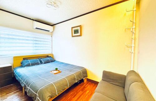 Nishinari House | 晶 距离车站步行5分钟 关西机场难波心斋桥直达 5 bedroom最多可住13人 超大客厅大电视有Netflix