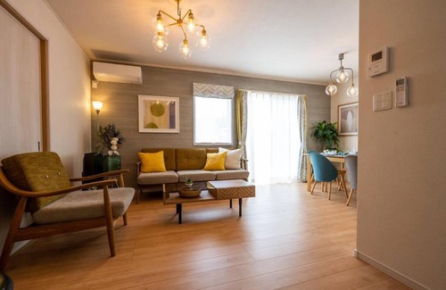 Inamine House | Perfect for Groups: Modern Home with Free Parking