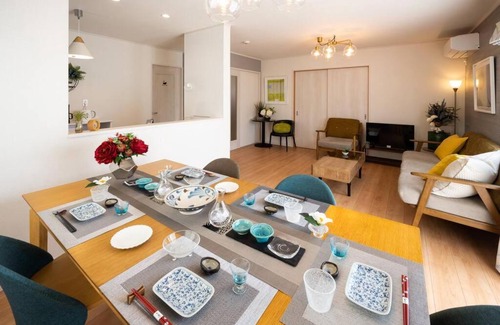 Inamine House | Perfect for Groups: Modern Home with Free Parking