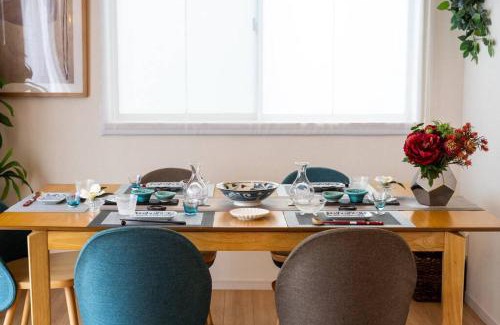 Inamine House | Perfect for Groups: Modern Home with Free Parking