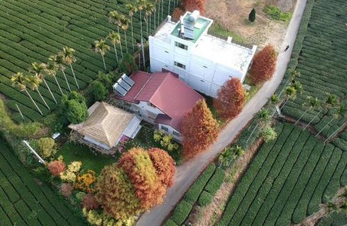 Rueili Village Cabin | Discover 朵麗絲森林: Family-Friendly Retreat with Dining