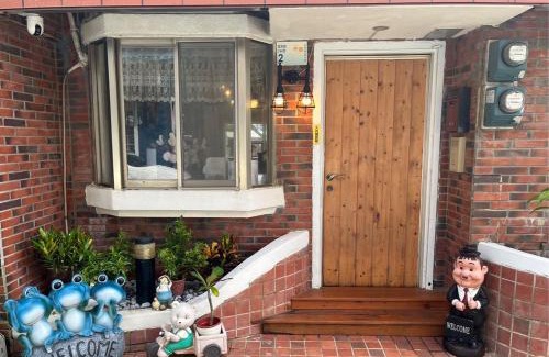 Longshui Villa | Discover 松鼠遇見花: Family-Friendly with Pool Access
