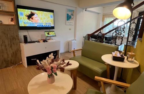 Longshui Villa | Discover 松鼠遇見花: Family-Friendly with Pool Access
