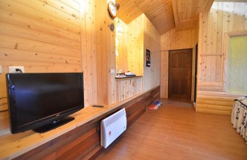 Fuxing District Ski Chalet | Child-Friendly Getaway at La La Mountain Taohuayuan Farm