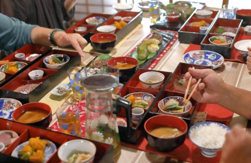 Takashima House | Discover 棚田ハウス: Pet-Friendly Getaway with Hot Tub