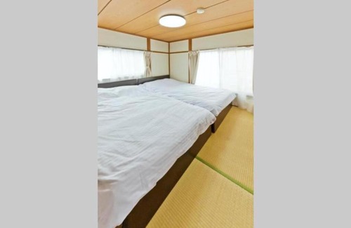 Konan Ward Apartment | Convenient Getaway: 10 Mins to Yokohama, Free Wifi