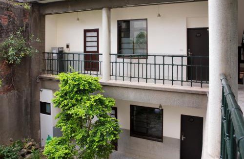 Zhunan House | Discover 櫻花樹夏民宿: Family-Friendly with Hot Tub