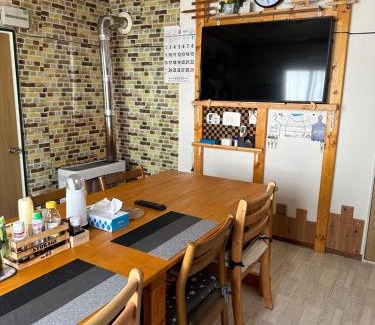 Iwanai House | Cozy 民宿 渡辺: Family-Friendly Stay with Breakfast Included
