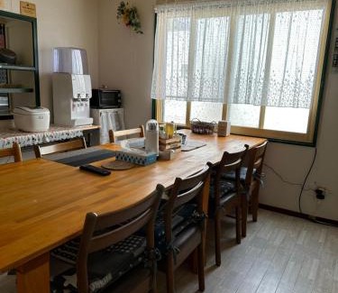 Iwanai House | Cozy 民宿 渡辺: Family-Friendly Stay with Breakfast Included