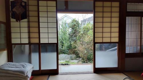 Satte Apartment | Cozy 民泊M103: Family-Friendly with Kitchen & Hot Tub