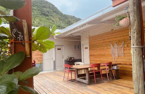 Lyudao House | Relax at Water Blue: Oceanfront Retreat with Pet-Friendly Perks
