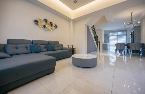 Jiji Villa | Discover ML bnb: Family-Friendly with Breakfast & Kitchen