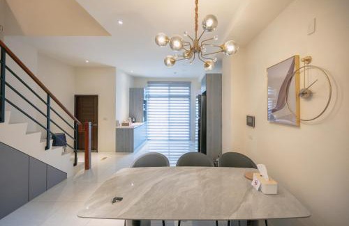 Jiji Villa | Discover ML bnb: Family-Friendly with Breakfast & Kitchen