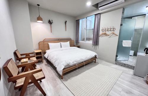 Anping Hotel | Unwind at River Chill Inn: Family-Friendly with Hot Tub