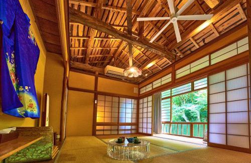 Shuzenji Hotel | Discover the Unique 没落の宿 ぐんじょう with Hot Tub