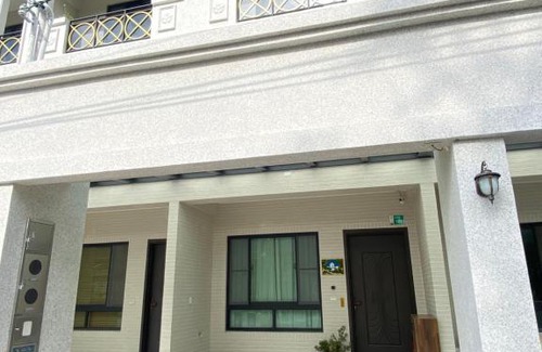 Yujing House | Inviting Pi-thon In House: Family-Friendly with Hot Tub