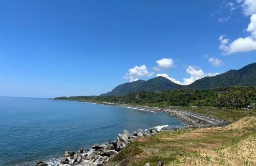 Chenggong House | Oceanfront Bliss at Sun Motel with 8.7/10 Guest Rating