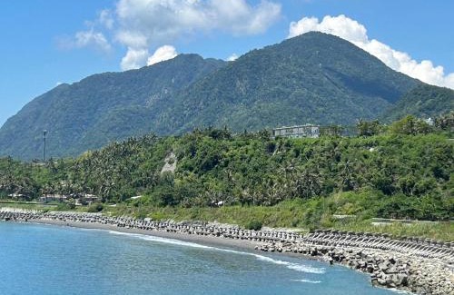 Chenggong House | Oceanfront Bliss at Sun Motel with 8.7/10 Guest Rating