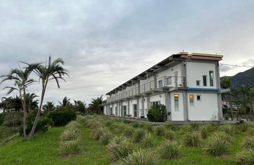 Chenggong House | Oceanfront Bliss at Sun Motel with 8.7/10 Guest Rating