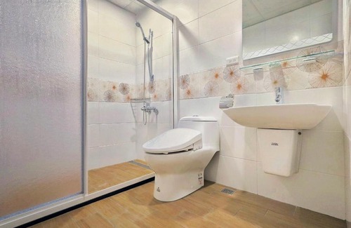 Shoufeng House | Discover EasyTimeBnB: Family-Friendly with Hot Tub Relaxation