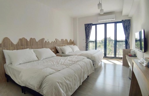 Shoufeng House | Discover EasyTimeBnB: Family-Friendly with Hot Tub Relaxation