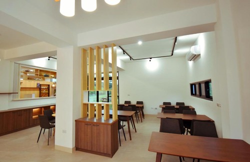 Shoufeng House | Discover EasyTimeBnB: Family-Friendly with Hot Tub Relaxation