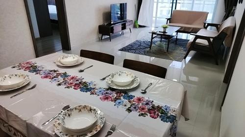 Gelang Patah Apartment | Tranquil Retreat with Pool and Family-Friendly Amenities