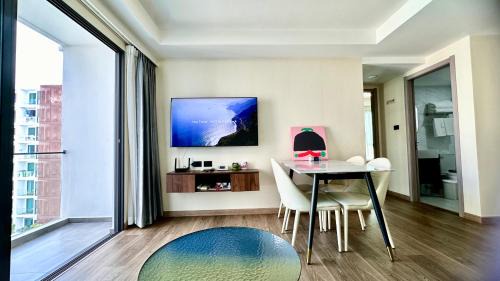 Chiang Mai Apartment | Poolside Retreat at 清迈一号公寓 for Family Getaways