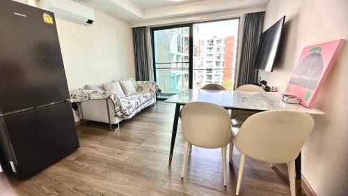 Chiang Mai Apartment | Poolside Retreat at 清迈一号公寓 for Family Getaways
