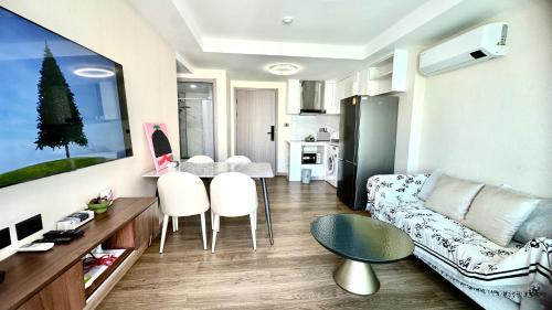 Chiang Mai Apartment | Poolside Retreat at 清迈一号公寓 for Family Getaways