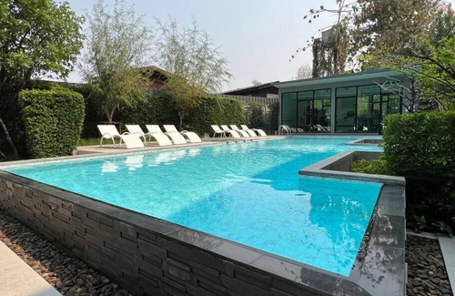 Chang Phueak Apartment | Relax at Nimman Maya: Poolside Retreat with Bike Rentals