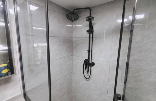 Longwan Apartment | Experience Wenzhou's International High-Rise Two-Bedroom Suite