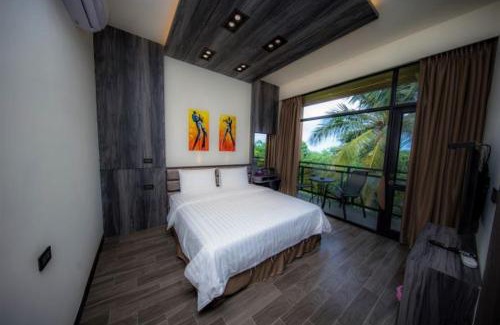 Xiaoliuqiu House | Stunning Oceanfront Retreat at 源和居旅宿 with Pool Access