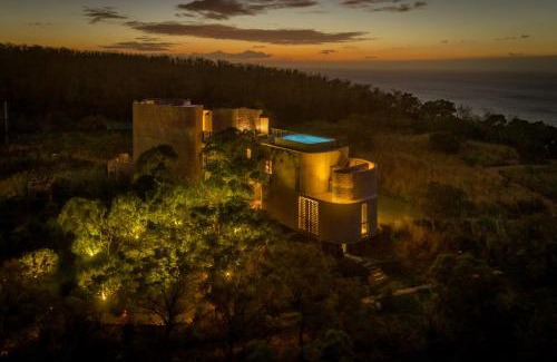 Hengchun House | Experience Wandering Walls: Family-Friendly Retreat with Pool